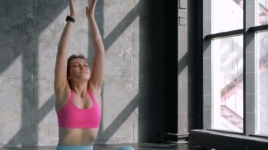 Lotus pozisyonunda oturan kadın