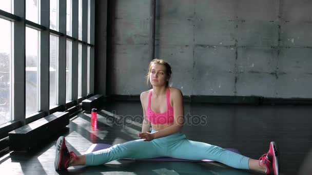 Mujer estirándose durante clase de yoga — Vídeo de stock