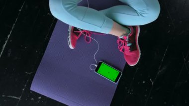 telefon ile boş perde kadınla