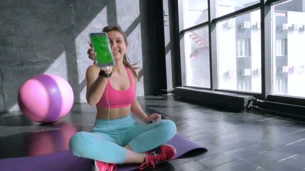 Vrouw met behulp van smartphone in sportschool — Stockvideo