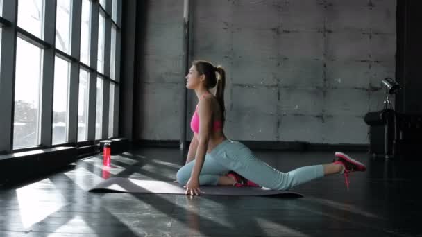 스포티 yogini 여자 관행 요가 — 비디오