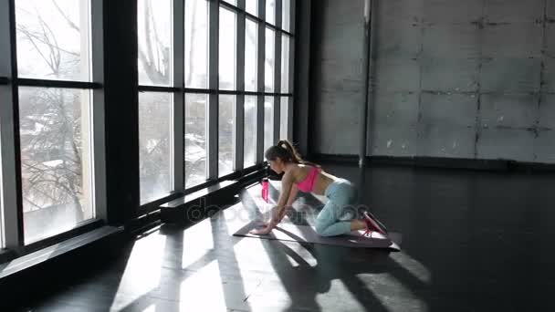 Sportif yogini kadın uygulamaları yoga — Stok video