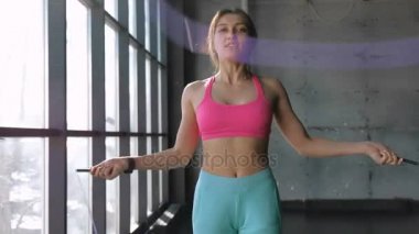 İp atlayan bir kadın