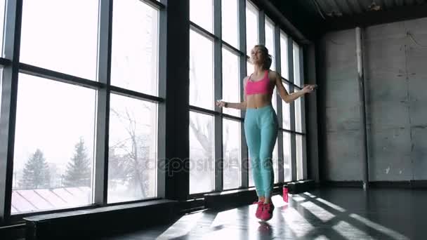 用跳绳跳的女人 — 图库视频影像