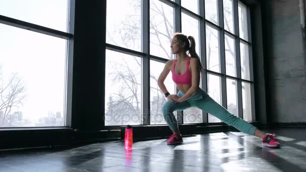 Fille en vêtements de sport faisant des exercices du matin — Video