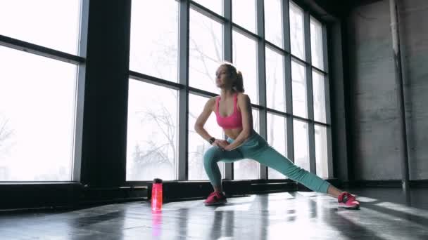 Chica en ropa deportiva haciendo ejercicios matutinos — Vídeos de Stock