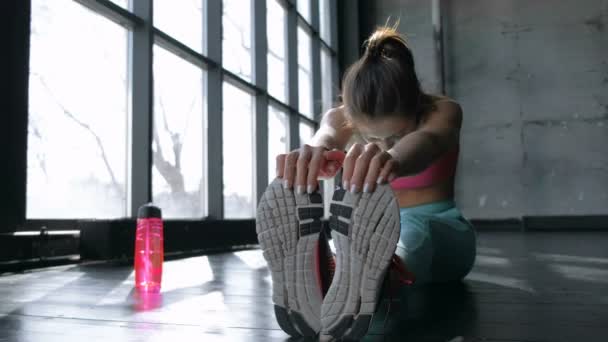 Mujer en ropa deportiva haciendo estiramiento — Vídeos de Stock