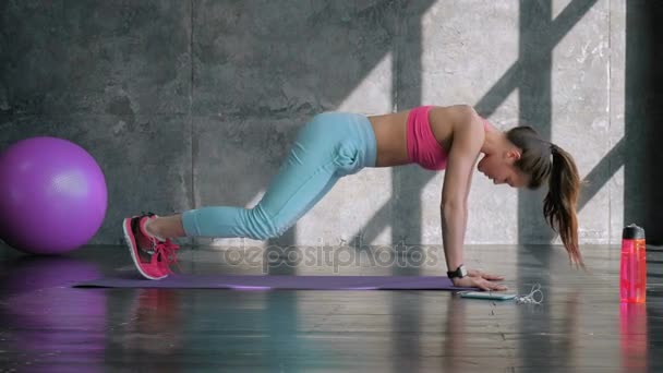 Vrouw doet yoga oefening — Stockvideo