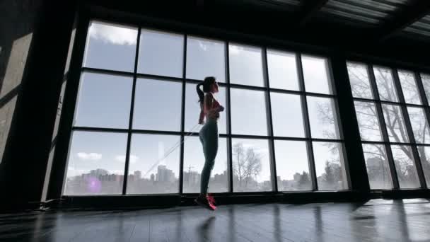 Mujer delgada saltando con la cuerda — Vídeos de Stock