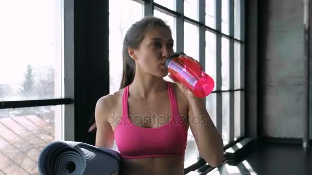 Фитнес-женщина пьет воду из бутылки — стоковое видео