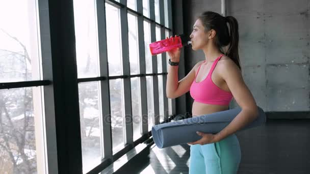 Fitness mujer beber agua de la botella — Vídeos de Stock
