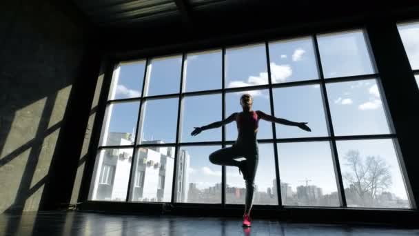 Joven mujer yogui atractiva practicando yoga — Vídeos de Stock