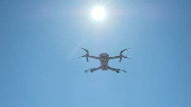 Drone ile oynayan adam