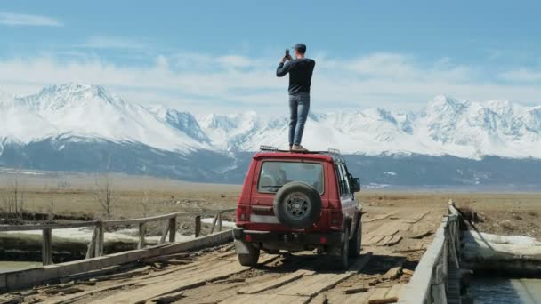 Men hiking with camera — Stock Video