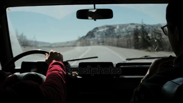 Vintage-Ton Bild von Menschen Auto fahren am Tag Zeit für die Hintergrundnutzung. Fotografieren von innen Fokus auf Fahrerhand 20s 4k — Stockvideo