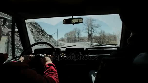 Vintage dźwięk obraz ludzi jazdy samochodem na czas dzień dla użycia w tle. Zrób zdjęcie z wewnątrz skupić się na sterownik ręcznie 20s 4 k — Wideo stockowe