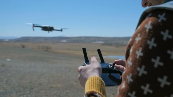 Homme jouant avec drone avec fond bleu ciel 20s 4k — Video
