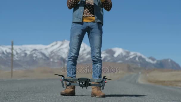 Adam mavi gökyüzü arka plan 20'li yaşlarda 4 k ile drone ile oynarken — Stok video