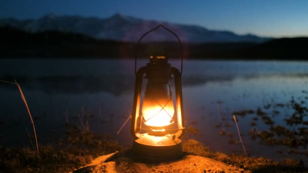 De oude kerosine lantaarn opknoping op Sunrise over meer 4k — Stockvideo