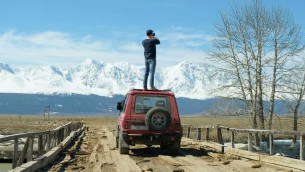 Muž na výlet sedět na kabrioletem pořízení fotografie. 20s 4 k — Stock video