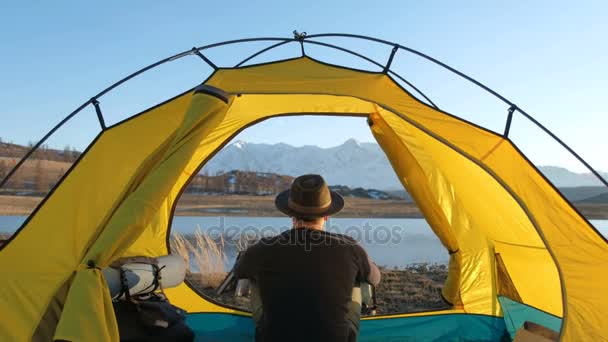 Tältet jakt på ett läger i bergen 20s 4 k — Stockvideo