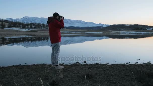 Mladý muž fotografování s Dslr v klidné letní ráno po noci strávené v červený stan 20s 4 k — Stock video