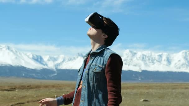Sonríe feliz hombre obtener experiencia usando gafas VR-auriculares de realidad virtual con cielo y nube de fondo 20s 4k — Vídeos de Stock