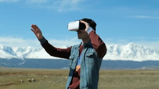 Ο τύπος στην έρημο φορώντας γυαλιά vr διάλυση σε εικονοστοιχεία 20s 4 k — Αρχείο Βίντεο