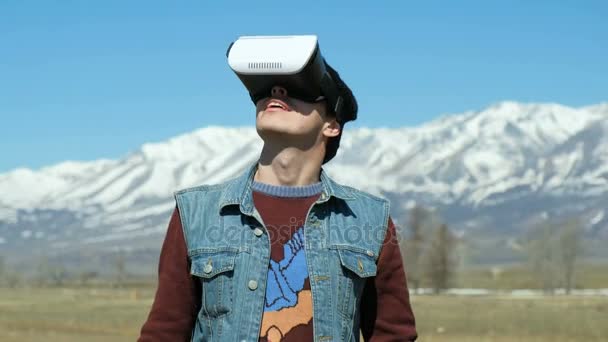 Uomo in 360Vr Casco presso la riva del lago cammina lontano. Giovane uomo in parco al paesaggio autunnale Guarda il video 360 gradi in realtà virtuale auricolare, giocare virtuale 360 vr giochi in vr occhiali 20s 4k — Video Stock