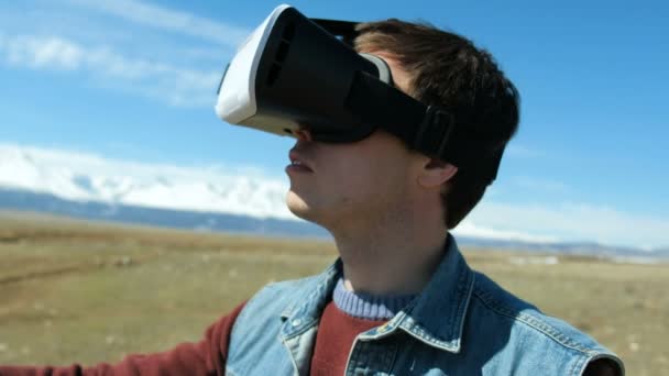 Парень в пустыне в VR очках, растворяющихся в пикселях 20s 4k — стоковое видео