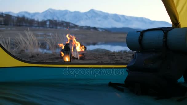 Image floue du camping et de la tente avec une image à haute teneur en iso sous la forêt de pins au coucher du soleil 20s 4k — Video