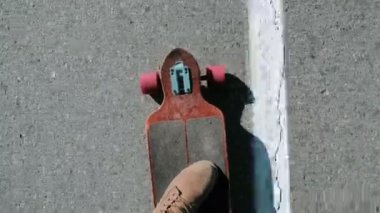 Ayrıntılı bir kaykay 20'li yaşlarda 4 k sürme bir genç adam ayak