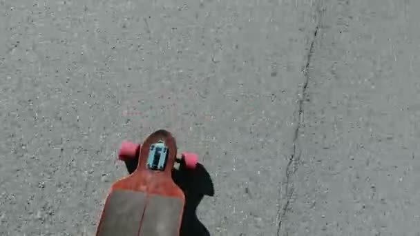 Kişini bir longboard bir hareket planı görünümü, yakın çekim, ilk kişi görünümü. Lens, etkisi 20'li yaşlarda 4 k flare — Stok video