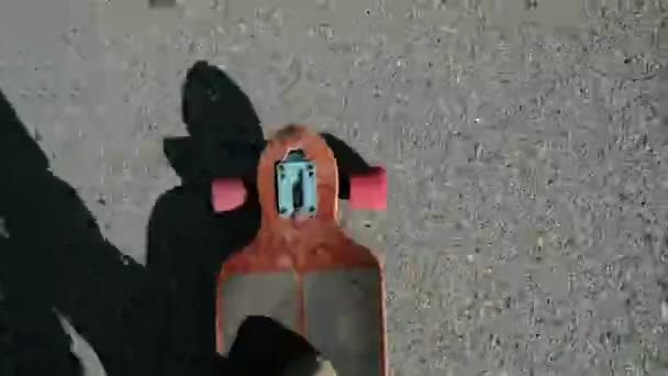 Detalhe de um jovem pés montando um skate 20s 4k — Vídeo de Stock