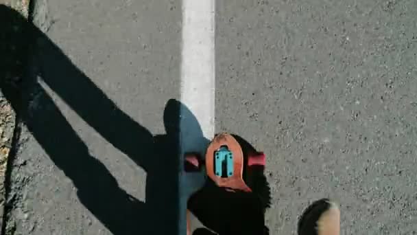Detalhe de um jovem pés montando um skate 20s 4k — Vídeo de Stock