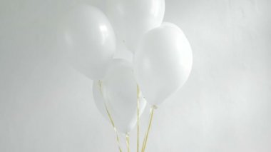 Elini tut boş beyaz balon sahte izole. Balon mockup sanat tasarım. Model, logo, doku prentation. 1080p fullhd