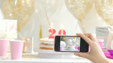 Beyaz plaka üzerinde tek pasta. Fotoğraf telefon 1080 p fullhd 20'li yaşlarda alınır