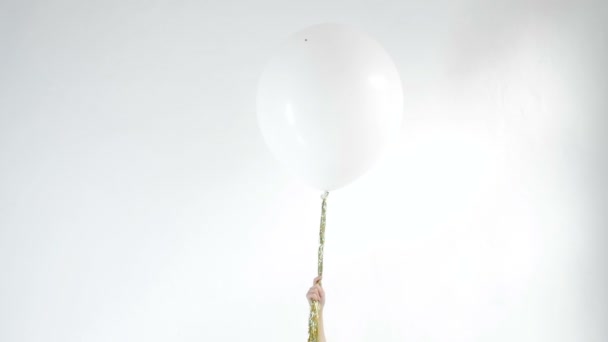Mão segurar balão branco em branco simular isolado. Projeto de arte de mockup balão. Padrão, logotipo, textura prentation. 1080p fullHD — Vídeo de Stock