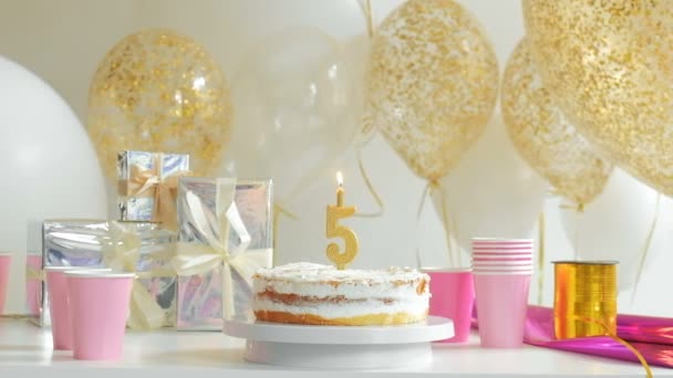 Gâteau d'anniversaire fait maison — Video