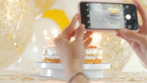 Один торт на белой тарелке. Фотография сделана по телефону. Двадцать лет 1080p fullHD — стоковое видео
