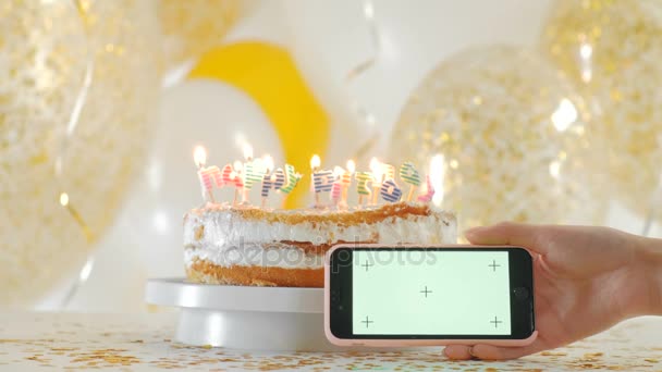 Bougies festives HEUREUX BIRTHDAY sur un gâteau 1080p full HD — Video