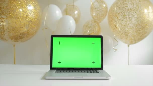 Laptop z na białym tle zielony ekran. Balony złoty i srebrny tło. Koncepcja nowego roku. fullhd 1080p — Wideo stockowe