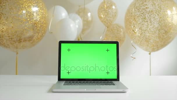 Portátil con pantalla verde aislada.Fondo globos de oro y plata. concepto de Año Nuevo 1080p fullHD — Vídeos de Stock