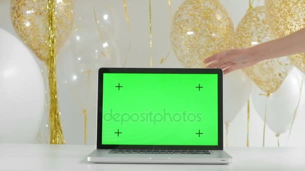 Laptop com tela verde isolada.Balões de ouro e prata fundo. Conceito de Ano Novo 1080p fullHD — Vídeo de Stock