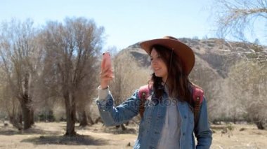 kadın hiker alarak fotoğraf