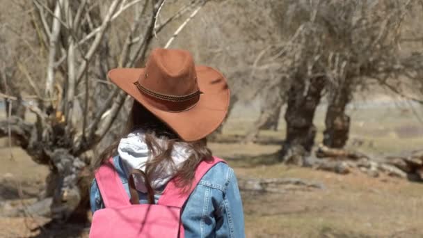 Chica viajando por el bosque — Vídeos de Stock
