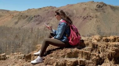 dağlarda cep telefonu kullanan kız