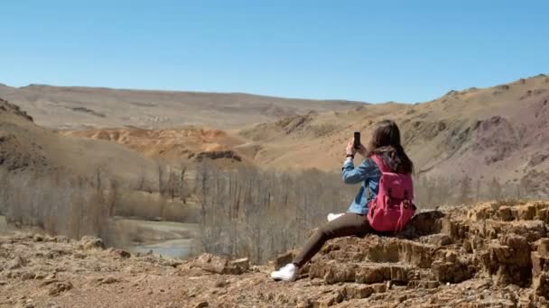Дівчина фотографує гори — стокове відео