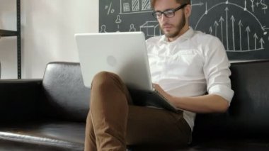 teknoloji ve yaşam tarzı kavramı - 20s 4 k laptop ile evde çalışan adam