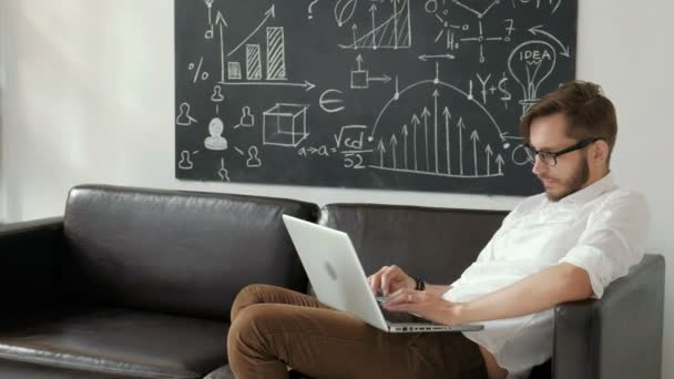 Conceito de tecnologia e estilo de vida - homem trabalhando com laptop em casa 20s 4k — Vídeo de Stock